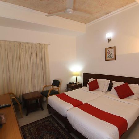 Hotel Palm Greens Neu-Delhi Exterior foto